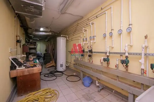 Производственное помещение, 1 400 м²